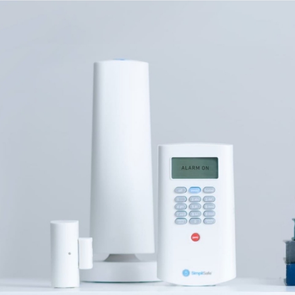 Simplisafe first gen home security system 8 piece set